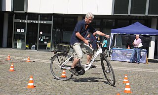 Rolf Overlack vom ADFC auf dem Parcours für Pedelecs. - Björn Kenter