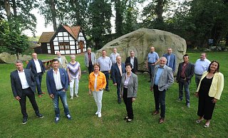 Am Großen Stein in Tonnenheide trafen sich die Direktkandidaten der CDU Rahden mit Bürgermeister-Kandidat Bert Honsel (l.) und Landrats-Kandidatin Anna Bölling (r.). Es fehlt Christian Kammeier. - Joern Spreen-Ledebur