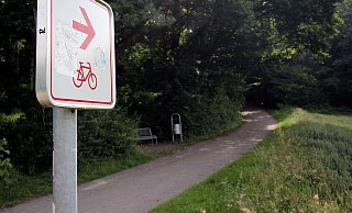 Dieser Weg könnte künftig Teil des Radschnellwegs OWL durch Löhne sein. Er führt den Spatzenberg hinauf und am Autistenwohnheim vorbei. - Hanna Paßlick