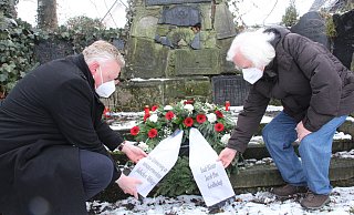 Bürgermeister Daniel Hartmann (l.) und der Vorsitzende der Jacob-Pins-Gesellschaft, Fritz Ostkämper, legen einen Kranz am Höxteraner jüdischen Friedhof nieder. - Burkhard Battran