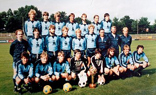 Lang ist’s her: Die Oberligamannschaft des SC Herford aus der Saison 1984/85 mit Dirk Köster (hintere Reihe von links), Axel Weber, Rainer Grothe, Rolf Kuntschik, Uwe Kaiser, Karl-Heinz Koberstein, Thomas Stolzmann; Trainer Manfred Niehaus (mittlere Reihe von links), Peter Exner, Norbert Goscianiak, Joachim Fuhrberg, Manfred Wehmeier, Jörg Linnemann, Masseur Walter Flocke, Betreuer Peter Ohr, Co-Trainer Rolf Siekmann sowie Klaus Schneider (vordere Reihe von links), Armin Perrey, Dirk Tschritter, Rainer Laduch, Olaf-Carsten Marin, Rolf Pörtner, Stefan Grädler und Harald Dierkes. Repro: Dirk Kröger