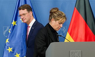 Ministerpräsident Hendrik Wüst (CDU) und Vize Mona Neubaur (Grüne): Die Landesregierung steht wegen der Verteilung der Bundesmitteln unter Druck. - Henning Kaiser/dpa