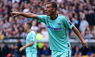 Beim 2:2 auf St. Pauli hatte sich SCP-Routinier Uwe Hünemeier eine Platzwunde an der Stirn zugezogen. - picture alliance