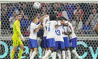 Kolo Muani (verdeckt) erzielte die Führung für Frankreich. - Laurent Cipriani/AP/dpa