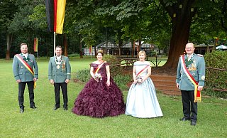 Zumindest für den Videodreh durften sich das Königspaar Dirk Scholl und Jana Mirk sowie (v.l.) Zeremonienmeister Ralph Driller, Zeremonienmeisterin Birgit Methling sowie Oberst Thomas Spieker ins "Schützenfest-Outfit" werfen. - Christian Nolden