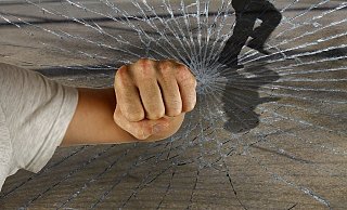 Unbekannte haben Reifen und Kanister gestohlen. - Pixabay