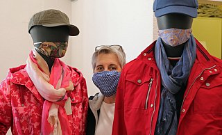 Martina Mönnekes machts vor: Im Bugatti-Outlet sollen ab sofort Gesichtsmasken getragen werden. In sehr begrenzter Stückzahl stehen modische Masken aus der Lehrwerkstatt zum Verkauf. - Frank-Michael Kiel-Steinkamp