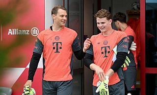 Torwartwechsel bei Bayern: Jonas Urbig (r) ersetzt in Gladbach Manuel Neuer (l) im Tor. - Harry Langer/dpa