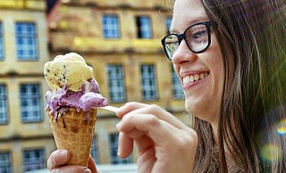 Eis essen macht gute Laune. Für Experimentierfreudige haben die Paderborner Eisdielen nicht nur Vanille, Erdbeere und Schokolade im Angebot. - Barbara Franke Eis essen macht gute Laune. Für Experimentierfreudige haben die Paderborner Eisdielen nicht nur Vanille, Erdbeere und Schokolade im Angebot. - Barbara Franke