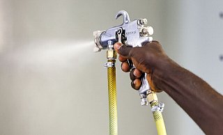 Eine Arbeitskraft aus Gambia bereitet in einem Unternehmen Stahlbleche für die Oberflächenbehandlung vor (Symbolbild). - Jan Woitas/dpa