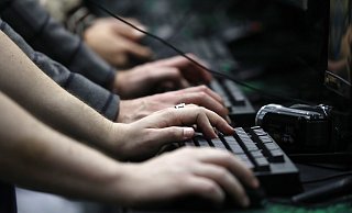 Pseudonyme und Symbole weisen bei einigen Profilen auf einen rechtsextremen Hintergrund hin. - picture alliance/Stanislav Krasilnikov/TASS/dpa