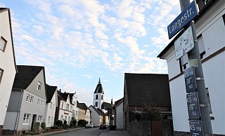 Das von Landwirten beantragte eingeschränkte, einseitige Halteverbot auf der Langen Straße in Lüchtringen sorgt für Ärger. - Simone Flörke