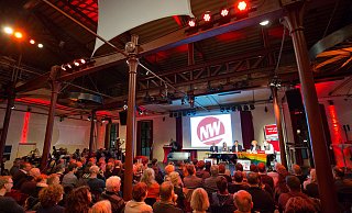 Vor ausverkauftem Haus: Der Medienanwalt der NW, Ralf Petring (v.l.), die Bielefelder Lokalredakteurin Ariane Mönikes, Chefredakteur Thomas Seim, sowie Annika Falk-Claußen und Christian Lund aus der Digitalredaktion inszenieren die fiesesten Hassbriefe der NW-Leser. - Oliver Krato