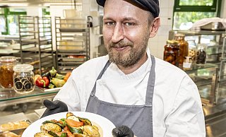 So soll's bleiben: Koch Oliver Kersten serviert in der Frischküche der Gesamtschule Quelle Ofengemüse mit Tomatensalsa. - Jörg Dieckmann