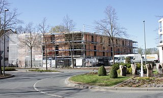 Aktuell werden im Küstergarten-Neubau am Verkehrskreisel in der Innenstadt die Fenster eingebaut. - Dieter Scholz