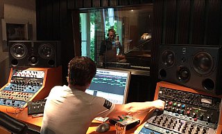 Am Mischpult: In einem Gütersloher Tonstudio wurde der Song aufgenommen. - Schützen