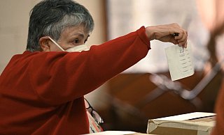 Eine Frau wirft ihren Stimmzettel in eine Wahlurne während der Parlamentswahlen in Costa Rica. - Foto: Carlos Gonzalez/AP/dpa