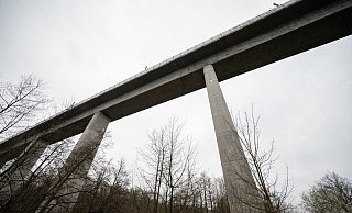 Der Angeklagte soll nahe der Theißtalbrücke im Taunus über 250 Schienenschrauben gelöst haben. - Foto: Andreas Arnold/dpa