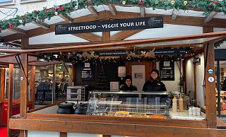 Bei "Streetfood - Veggie your life" auf dem Bielefelder Weihnachtsmarkt gibt es nur vegane und vegetarische Speisen im Angebot. - Patrick Raphael Paul, Danielle Dörsing
