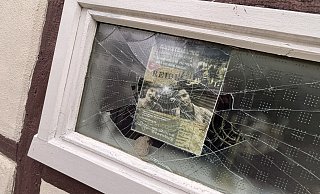 Das Haus der jüdischen Familie Rosenberg an der Paderborner Straße in Haaren wurde offenbar mutwillig attackiert. Vor dem Haus sind im Mai 2022 Stolpersteine verlegt worden. - Jens Reddeker