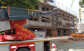 Schwieriger Einsatz: Im September musste die Feuerwehr einen abgestürzten Handwerker in der Innenstadt bergen. Der junge Mann starb kurz darauf im Krankenhaus. - Feuerwehr steinheim