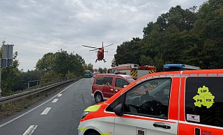 Auch ein Rettungshubschrauber war auf der Bundesstraße 252 bei Warburg im Einsatz. - Feuerwehr Warburg