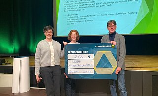 Nicole Henrichfreise (v.l.) und Anja Friese (beide Bertelsmann Stiftung) sowie Steffen Böning (Weberei) bei der Übergabe des Spendenschecks. - Weberei Nicole Henrichfreise (v.l.) und Anja Friese (beide Bertelsmann Stiftung) sowie Steffen Böning (Weberei) bei der Übergabe des Spendenschecks. - Weberei