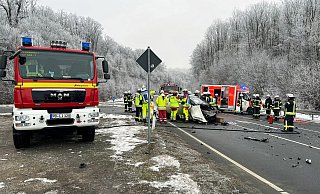 Auf der L817 sind an der Abzweigung nach Husen zwei Opel kollidiert. - Feuerwehr Lichtenau
