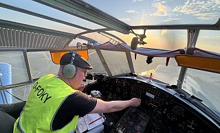 Dem Himmel ganz nah ist Stephan Ester aus Fürstenberg am Steuer seiner Antonov AN-2 aus dem Jahr 1968. - Jens Reddeker