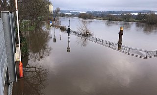 In Beverungen ist der Radweg bereits deutlich überspült, das untere Parkdeck beim Weser-Center ist gesperrt. - Nicole Fischer