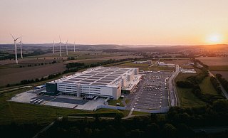 Erst aus der Entfernung wird richtig deutlich, wie groß das Amazon-Logistikzentrum PAD2 bei Belle (im Hintergrund) ist. - Amazon