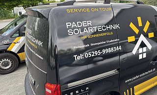 Die Fahrzeuge der insolventen "Pader Solartechnik" sollen demnächst den Schriftzug des Nachfolgebetriebs "Elektrik Plus" tragen. - Jens Reddeker