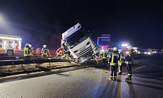 Bad Oeynhausen: Einsatzkräfte der Feuerwehr arbeiten an der Unfallstelle auf der A2. - Christian Müller/dpa