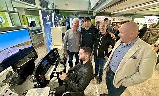 Joeri Veenhuizen vom Fachmagazin "FS Elite" am Steuer und (v. l.) Winfried Diekmann, Pan Reverté, Pere Casella (beide Virtualfly) sowie Airport-Chef Roland Hüser schauen zu. - Jens Reddeker