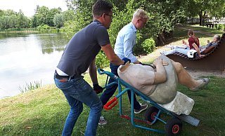 Philipp (vorne) und Felix Effertz holen die beschädigte Figur ab und bringen sie zur Reparatur ins Lager. - privat