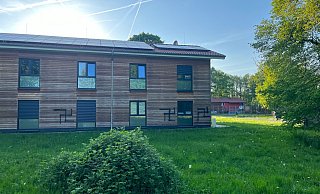 Die Flüchtlingsunterkunft an der Holzheide in Gütersloh ist von unbekannten Täter mit spiegelverkehrt aufgesprühten Hakenkreuzen beschmiert worden. - privat