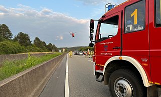 Ein Rettungshubschrauber bringt den schwer verletzen Motorradfahrer in eine Klinik. - FFW Warburg
