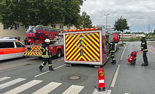 Am Gütersloher Bahnhof löste am Sonntagnachmittag ein ICE (im Hintergrund) einen Großeinsatz der Feuerwehr aus. - Christian Bröder