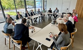 Die interne Gesprächsrunde von DUG-Unternehmern traf sich in der Bette-Zentrale in Delbrück mit Johannes Lindhauer und Christoph Rüther. - Jens Reddeker
