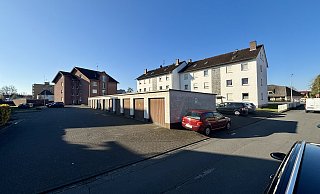 Die Garagen sollen für den Neubau abgerissen werden. Er ist an der Schillerstraße (vorne) geplant. - Jens Reddeker