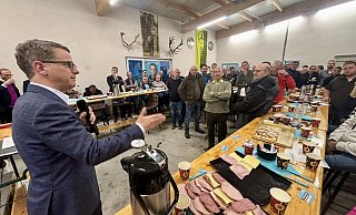 Bei Kaffee und Schnittchen spricht Carsten Linnemann über den CDU-Kurs. Nach dem Besuch in Etteln ging es für ihn nach Lichtenau. - Jens Reddeker