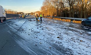 Ein Lkw hat auf der Autobahn 2 in Gütersloh zahlreiche Bierkästen der Marke Schöfferhofer verloren. - Thorsten Heß