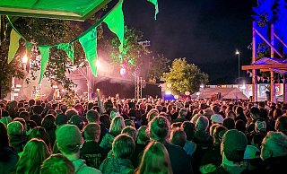 Das Orange Blossom Special lockt seit der Erweiterung des Festivalplatzes rund 3.000 Musikbegeisterte jedes Jahr zu Pfingsten nach Beverungen. - OBS/Tanja Robrecht