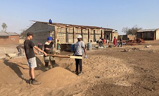 Afrikanische Arbeiter und deutsche Jugendliche haben zusammen eine neue Grundschule für ein malawisches Dorf gebaut. - privat