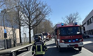 Die Feuerwehr rückte zu dem gemeldeten Brand in der Lackstraße eines metallverarbeitenden Betriebs in Hövelhof aus. - Jens Reddeker