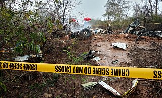 Kenianische Beamte inspizieren die Absturzstelle eines Flugzeugs in der Nähe von Diani. - Uncredited/AP/dpa