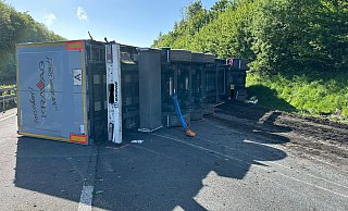 Auf der A44 ist ein 40-Tonner umgekippt und blockiert eine Fahrtrichtung - das hat Folgen für den Verkehr im südlichen Kreis Paderborn. - Feuerwehr Marsberg