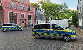 Mehrere Streifenwagen stehen an der Petersilienstraße. - Claus Frickemeier