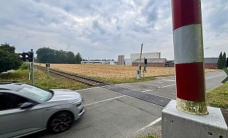 Auf dieser Ackerfläche am Hövelhofer Mergelweg will Hedenkamp, erfolgreicher Produzent von Arznei- und Nahrungergänzungsmitteln, einen Neubau errichten. Im Hintergrund ist das Kaimann-Werk zu sehen. - Jens Reddeker