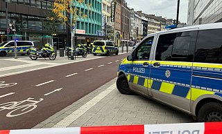 Einsatzkräfte sperren die Schadowstraße weiträumig ab. Die Polizei hat in der Düsseldorfer Innenstadt auf einen bewaffneten Mann geschossen. Der Mann habe vor einem Schnellrestaurant an einer großen Einkaufstraße mit einer Waffe herumgefuchtelt, teilte die Polizei mit. - Frank Christiansen/dpa